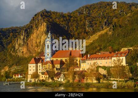 Autunno nella valle di Wachau - Chiesa parrocchiale di Durnstein sulle rive del Danubio, Durnstein, bassa Austria, Austria Foto Stock