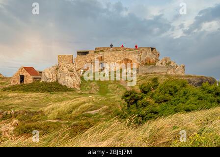 Rovine delle fortificazioni tedesche della seconda guerra mondiale sulla costa di Guernsey, Isole del canale, Regno Unito Foto Stock