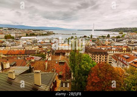 Ginevra, Svizzera: Vista sulla città e sul lago dalla torre della cattedrale di San Pietro Foto Stock