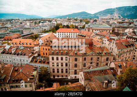 Ginevra, Svizzera: Tetti della città visti dalla torre della cattedrale di San Pietro Foto Stock