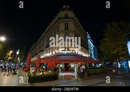 PARIGI - 16 SETTEMBRE 2014: Parigi di notte. Turisti in strada. Parigi, Francia. Foto Stock