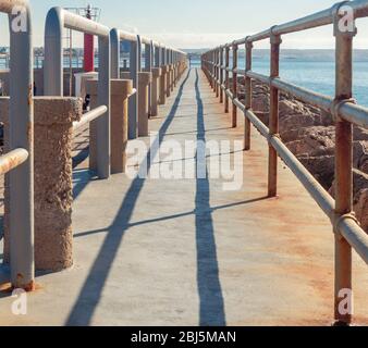 Passaggio in cemento con barre di ferro arrugginite sulla strada. Isola di Maiorca Foto Stock