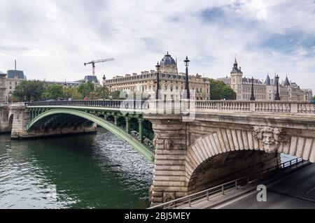 Il Pont Notre-Dame è un ponte che attraversa la Senna a Parigi, Francia. Greffe du Tribunal de commerce de Paris e Tour de l'Horloge sul backgrou Foto Stock