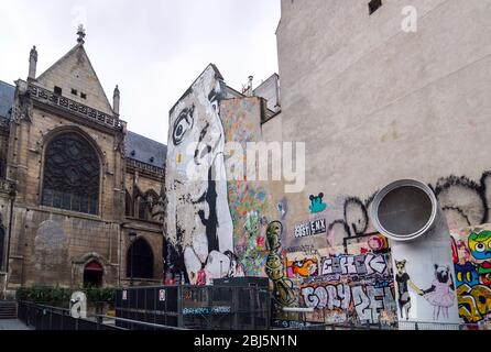 PARIGI - 17 SETTEMBRE 2014: Il muro pieno di graffiti di Salvador Dali vicino al Centro Georges Pompidou a Parigi, Francia. Il Centro di Georges Pompidou Foto Stock