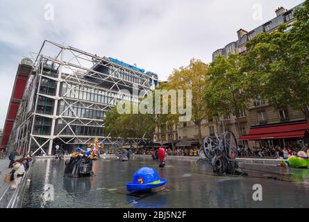 PARIGI - 17 SETTEMBRE 2014: La Fontana Stravinsky è una stravagante fontana pubblica ornata con 16 opere di scultura, muovendo e spruzzando acqua, repres Foto Stock