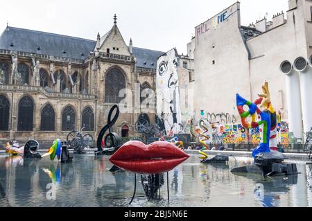 PARIGI - 17 SETTEMBRE 2014: La Fontana Stravinsky è una stravagante fontana pubblica ornata con 16 opere di scultura, muovendo e spruzzando acqua, repres Foto Stock