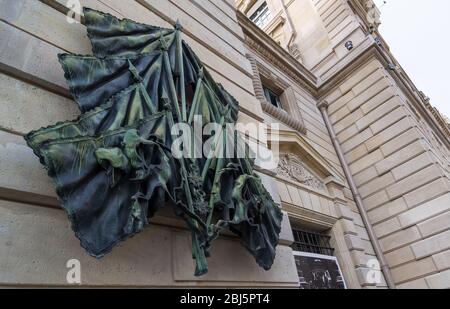 PARIGI - 17 SETTEMBRE 2014: Il Presidente della repubblica ha svelato l'opera dello scultore Arman ha occasione del 50° anniversario della rivolta di Parigi Foto Stock