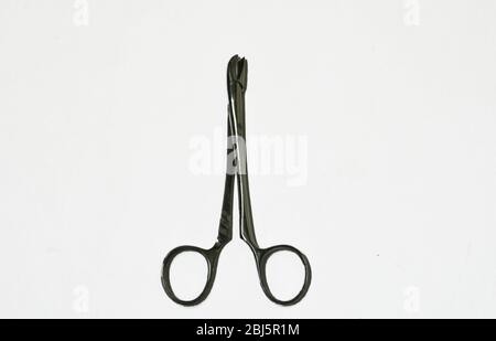 Una vecchia Spencer Wells angolare Forceps chiamato dopo il loro inventore la cui innovazione ha eliminato il divario tra le impugnature della pinza Foto Stock