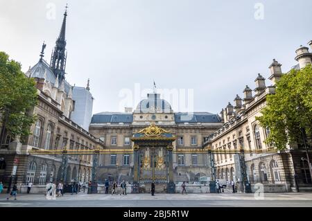 PARIGI - 17 SETTEMBRE 2014: Il Palazzo di Giustizia o il Palazzo di Giustizia si trova nel centro di Parigi. Ex prigione, ora museo, dove Maria Antonietta era imp Foto Stock