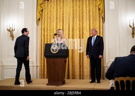 Prima figlia e consigliere del presidente Ivanka Trump, Center, parla come il segretario del Tesoro degli Stati Uniti Steven T. Mnuchin, sinistra, E il presidente degli Stati Uniti Donald J. Trump, a destra, ascolta durante un evento del Paycheck Protection Program (PPP) nella stanza orientale della Casa Bianca a Washington, DC, Stati Uniti, martedì 28 aprile 2020. Il presidente difese la sua risposta prematuro e dismissiva all'epidemia di coronavirus, dicendo martedì che gli fu detto a fine febbraio che non sarebbe stato un problema. Credito: Al Drago/Pool via CNP/MediaPunch Foto Stock