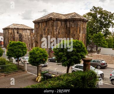 L'avvolgimento della porta guardie con sacchi di iuta di Ibrahim Mahama dal Ghana. Torwache coperto in Jute Sack, Documenta 14, Kassel, Germania Foto Stock