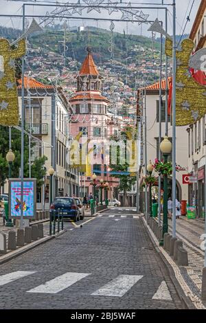 Funchal, Portogallo - 10 novembre 2019: Centro storico e via Aljube con decorazioni natalizie, meta popolare per Capodanno Foto Stock