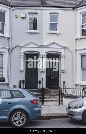 Londra/UK - 30/07/18: Porte d'ingresso nere e grigie su una facciata di case a schiera inglesi tradizionali a West Hampstead. Hampstead ha parte del mo Foto Stock