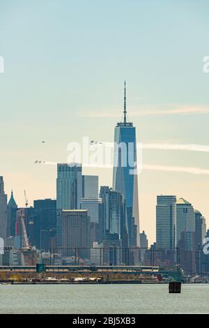 NEW YORK, USA - Apr 28, 2020: Blue Angel and Thunder Bird Formation volano sopra New York City per rendere omaggio ai soccorritori e agli operatori ospedalieri in prima linea Foto Stock