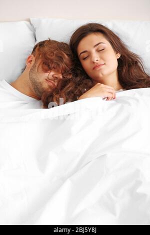 Buona coppia che si snooooozing sul letto Foto Stock