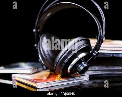 Cuffie Hi-Fi nere su alcuni CD musicali Foto Stock