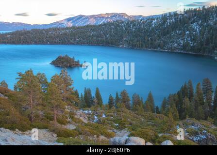 Vista panoramica della Emerald Bay del lago Tahoe, con Fannette Island, durante una stagione invernale secca, California, USA. Foto Stock