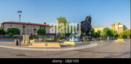 Canakkale, Turchia -07.23.2019. Museo all'aperto di Troy Antique City sull'Embankment di Canakkale in Turchia in una mattinata d'estate. Vista panoramica di grandi dimensioni Foto Stock