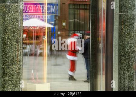 Riflessioni in una finestra vicino a Stephansplatz, Vienna, bassa Austria, Austria Foto Stock