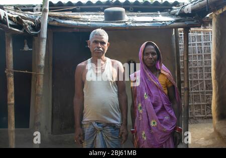 Povera famiglia indiana di fronte alla loro casa, Bihar, India
