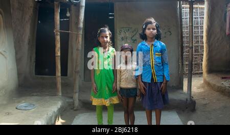 Felice giovane povero indiano bambini sorridente, Bihar, India Foto Stock