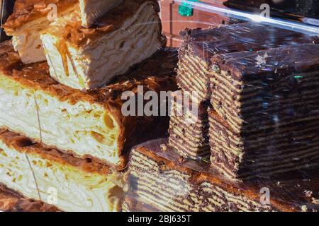 Tradizionale torta artigianale di mele o zucca fatta in casa servita in un vassoio con zucchero in polvere sulla parte superiore per coprirla. Ricetta tradizionale rumena di pasticceria da forno Foto Stock