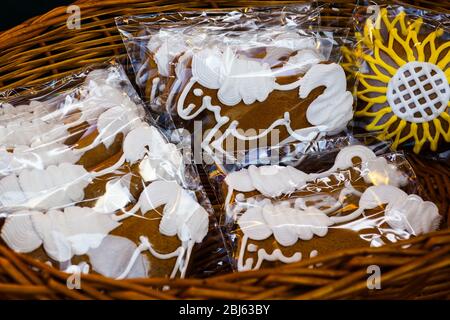 Uomini di pan di zenzero e cuori di pan di zenzero, figurine e forme di Natale in cesta malvagia. Tradizionale dolce ceco dolce pan di zenzero a Natale Foto Stock