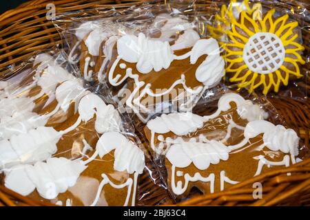 Uomini di pan di zenzero e cuori di pan di zenzero, figurine e forme di Natale in cesta malvagia. Tradizionale dolce ceco dolce pan di zenzero a Natale Foto Stock