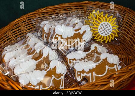 Uomini di pan di zenzero e cuori di pan di zenzero, figurine e forme di Natale in cesta malvagia. Tradizionale dolce ceco dolce pan di zenzero a Natale Foto Stock