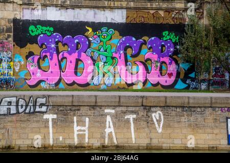 Graffiti sul canale del Danubio, Vienna, bassa Austria, Austria Foto Stock