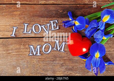 Decorazioni per la festa della mamma e fiori su sfondo di legno Foto Stock