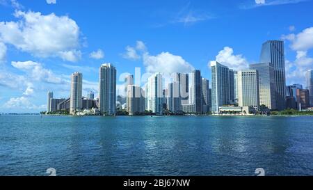 Vista mozzafiato dello skyline di Miami dal mare Foto Stock