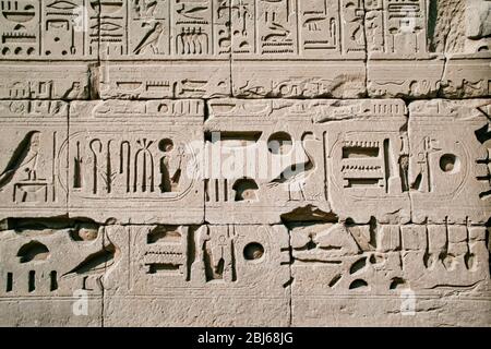 Luxor, Tempio di Karnak. Geroglifi egiziani sulle mura del tempio antico Foto Stock