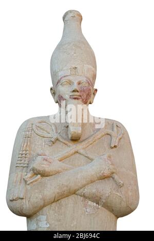 Statua del re sotto la forma di dio Osiride nel tempio mortuario di Hatshepsut. Isolato su uno sfondo bianco Foto Stock