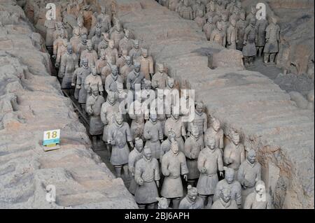 Tomba cinese iniziale, Armata di Terracotta, Pit 1, Mausoleo Qin Shihuangdis, Xi'an, provincia di Shaanxi, Cina Foto Stock