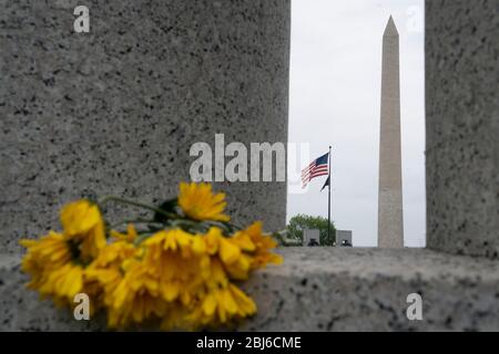 Washington, Stati Uniti. 28 Aprile 2020. La foto scattata il 28 aprile 2020 mostra il Washington Monument a Washington, DC, Stati Uniti. Il numero di casi COVID-19 negli Stati Uniti ha superato 1 milione di martedì pomeriggio, raggiungendo 1,002,498 alle 13:55 (1755 GMT), secondo il Center for Systems Science and Engineering della Johns Hopkins University. Credit: Liu Jie/Xinhua/Alamy Live News Foto Stock