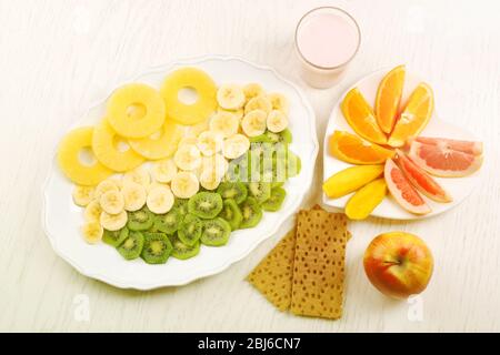 Frutta su sfondo di legno chiaro. Concetto di mangiare sano. Foto Stock