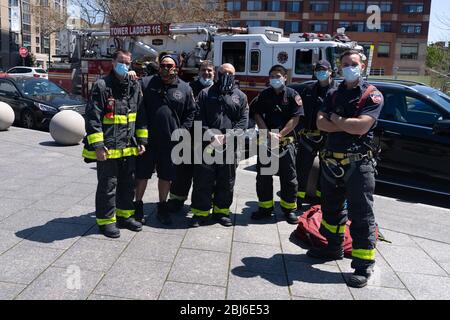 NEW YORK, NY - 28 APRILE 2020: FDNY Vigili del fuoco dalla scala della torre 115 a Long Island City. Foto Stock