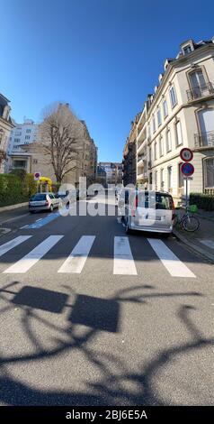 Strasburgo, Francia - 24 marzo 2020: Ampia vista panoramica della strada di lusso vuota durante l'epidemia di coronavirus Covid-19 a Strasburgo - pandemia mondiale Foto Stock