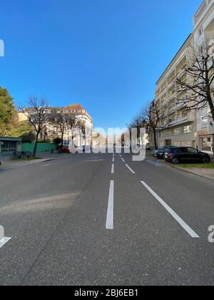 Strasburgo, Francia - 24 marzo 2020: Ampia vista panoramica della strada vuota durante l'epidemia di coronavirus Covid-19 a Strasburgo - pandemia mondiale Foto Stock