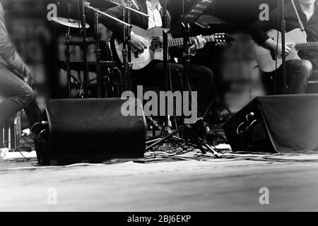 Foto in bianco e nero di un chitarrista che suona la chitarra sul palco Foto Stock