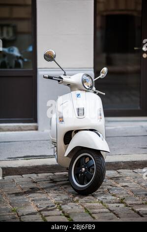 Vienna, Austria - 5 luglio 2011: Bellissimo scooter beige Piaggio Vespa parcheggiato nel centro di Vienna su strada acciottolata Foto Stock