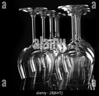 Bicchieri da vino vuoti su sfondo nero, primo piano Foto Stock