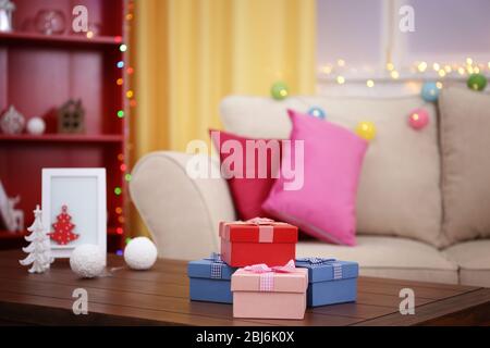 Scatole regalo colorate sul tavolo in legno in camera, primo piano Foto Stock