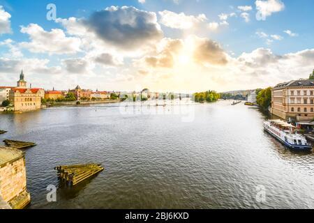 Vista del sole sul fiume Moldava e sulla città vecchia dal Ponte Carlo all'inizio dell'autunno a Praga, in Repubblica Ceca Foto Stock