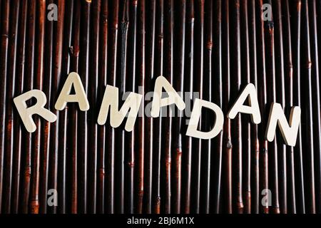 Immagine della parola RAMADAN su sfondo legno, primo piano Foto Stock