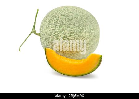 Melone di cantaloup giapponese organico e tagliato su sfondo bianco isolato con percorso di ritaglio. Melone di cantaloup di arancia matura ha sapore dolce e succoso fo Foto Stock