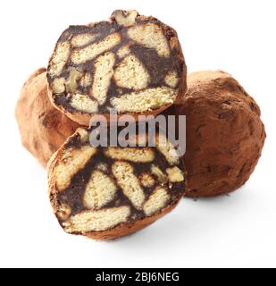 Caramelle al salame di cioccolato con cacao in polvere, isolate su bianco Foto Stock