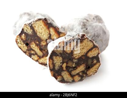 Caramelle al salame di cioccolato con polvere, isolate su bianco Foto Stock