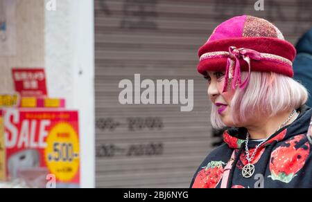 Un teen giapponese che indossa abiti contemporanei e cappello a piedi in Takeshita Street, il centro di moda di Harajuku a Tokyo Foto Stock